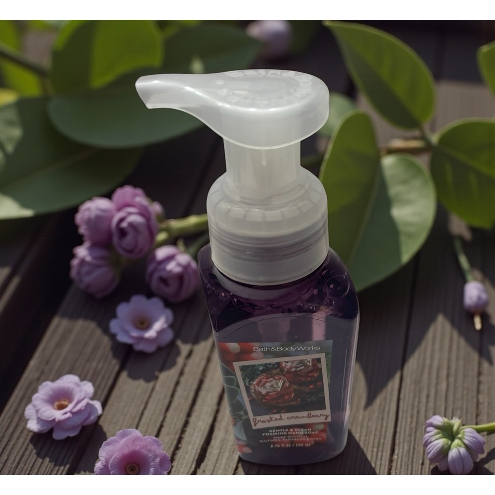 Bath & Body Works Frosted Cranberry Gentle Clean Foaming Hand Soap 8.75 oz Apple